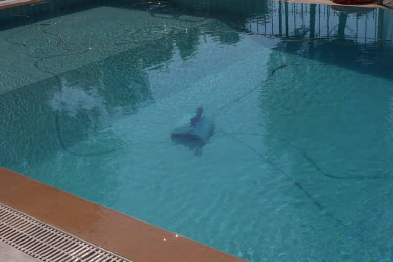 Robot cleaning swimming pool